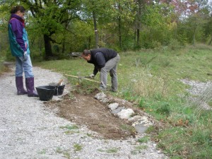 Sistemazione del bordo della carrareccia con pietre e ghiaia